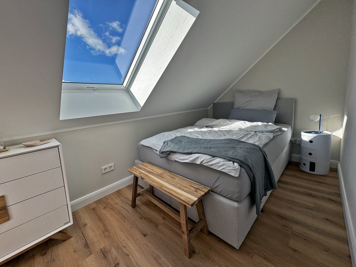 Schlafbereich unter dem großen Dachfenster