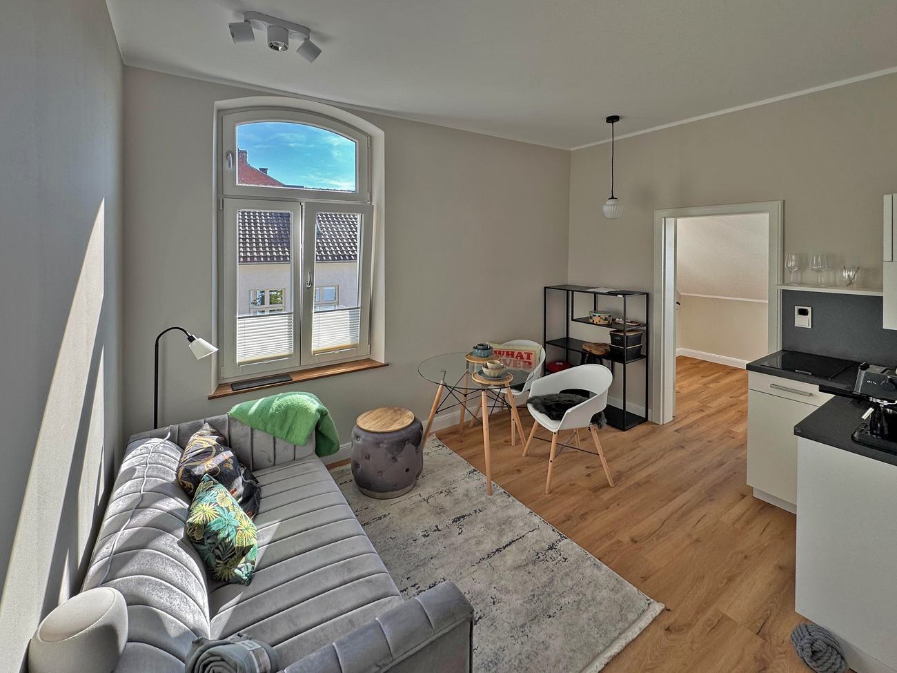 Luxus-Apartment 5: Wohn- und Essbereich mit Rundbogenfenster