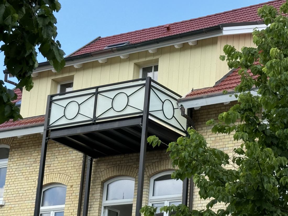 Neue Balkonkonstruktion mit satiniertem Glas im Jugendstil-Motiv