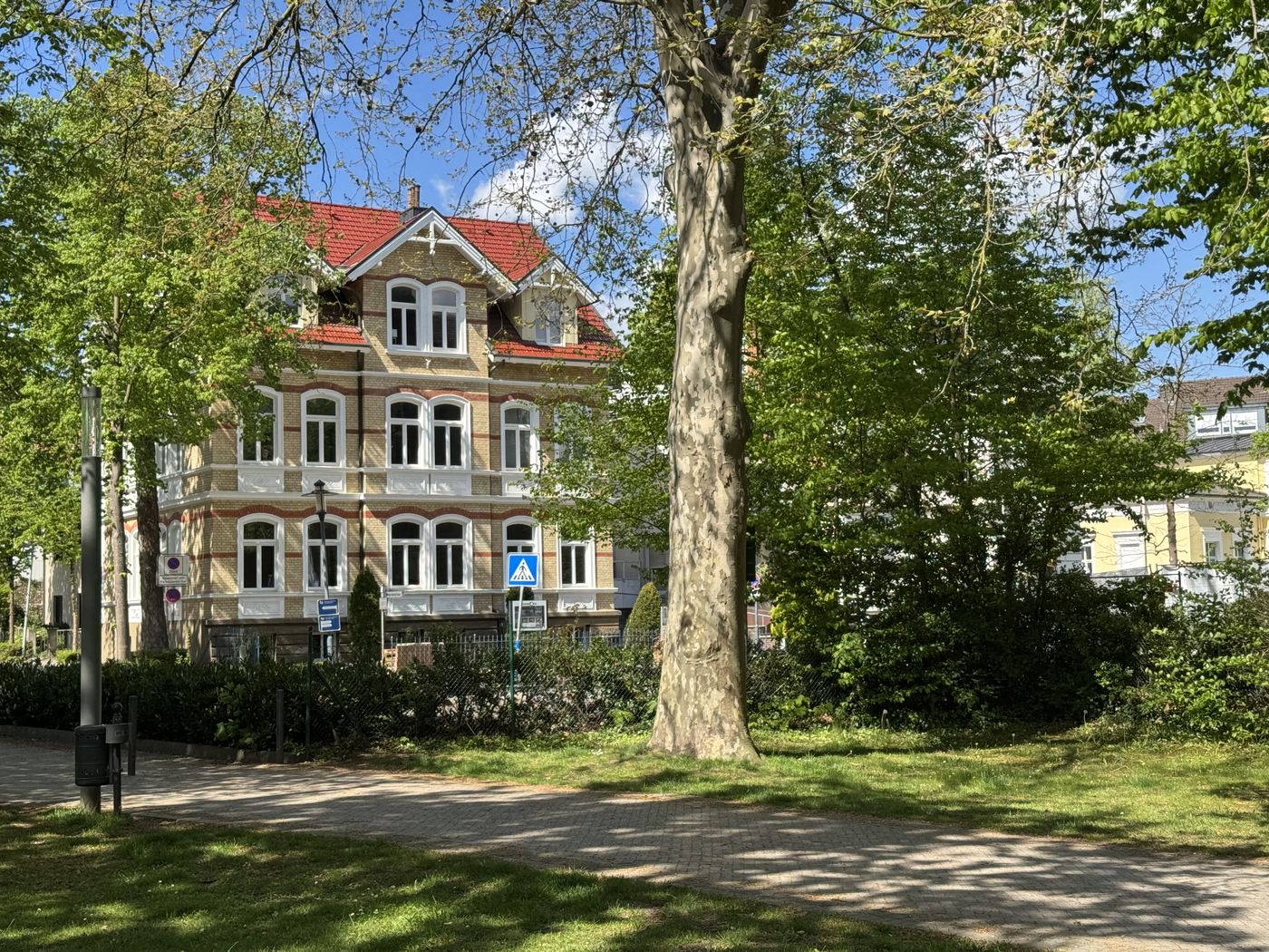 Blick vom Lenné-Kurpark auf die Villa