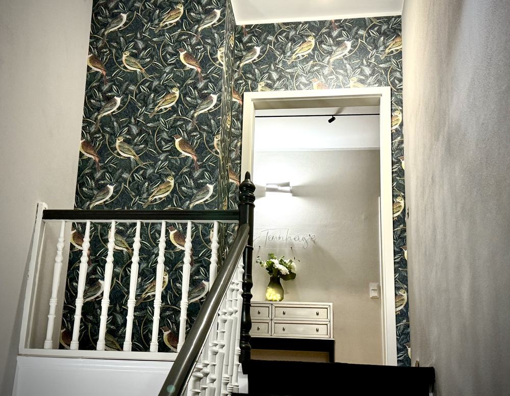Historisches Treppenhaus mit floraler Tapete