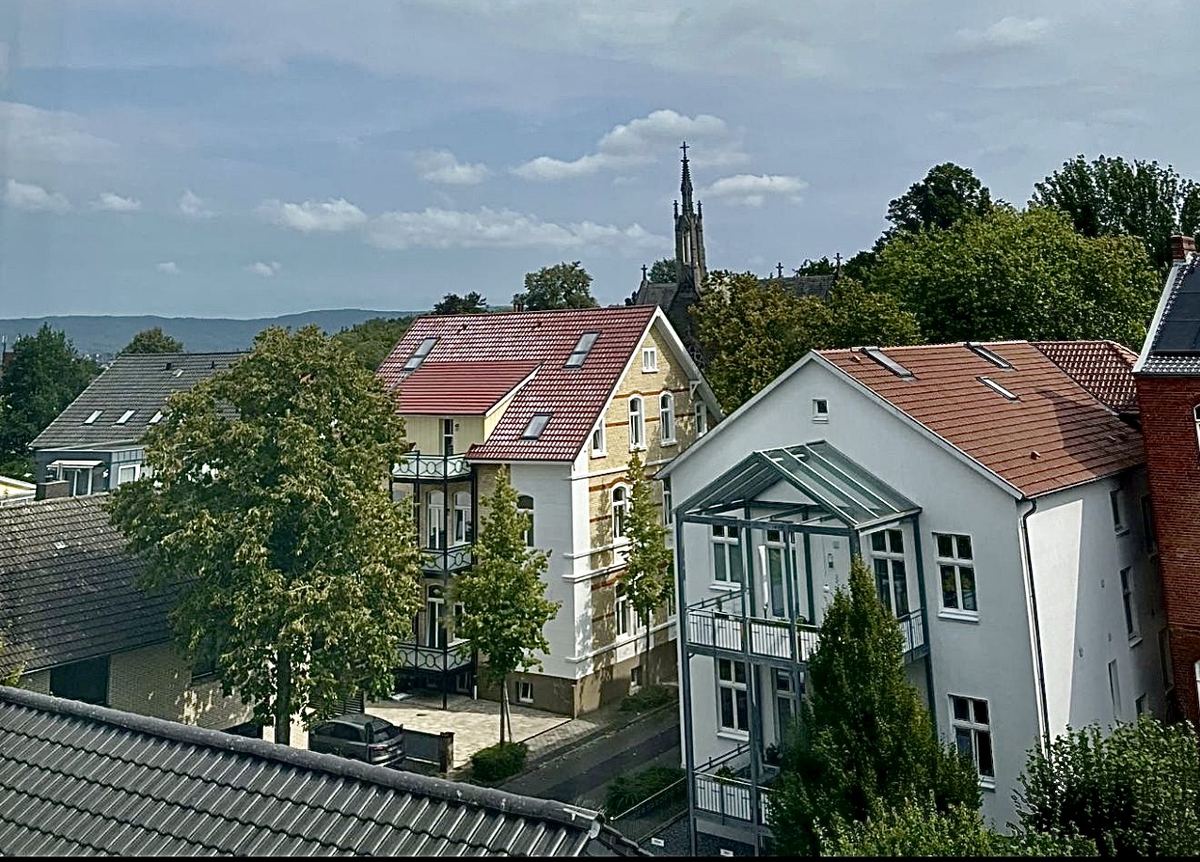 Blick über die Dächer der Villenstraße Richtung Kirchturm