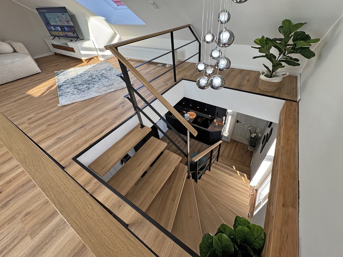 Blick von der Galerie über die offene Treppe nach unten