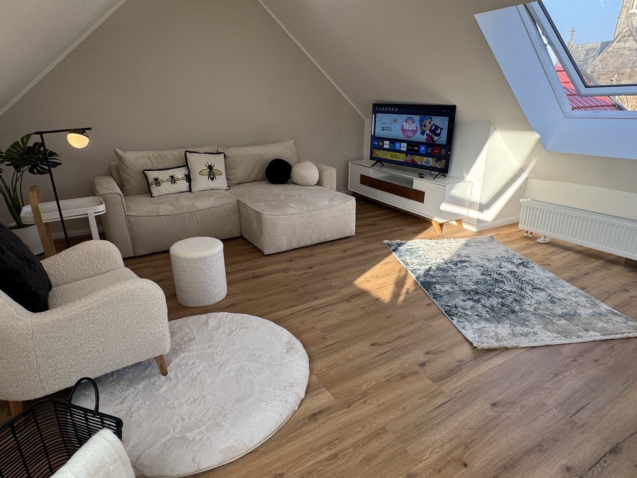Maisonette 4: Wohnbereich auf der oberen Ebene mit Dachfenster