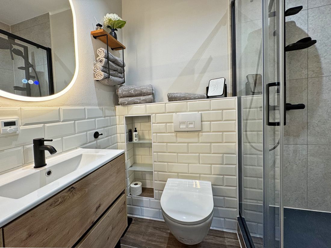 Dusche hinter Glas mit Metrofliesen