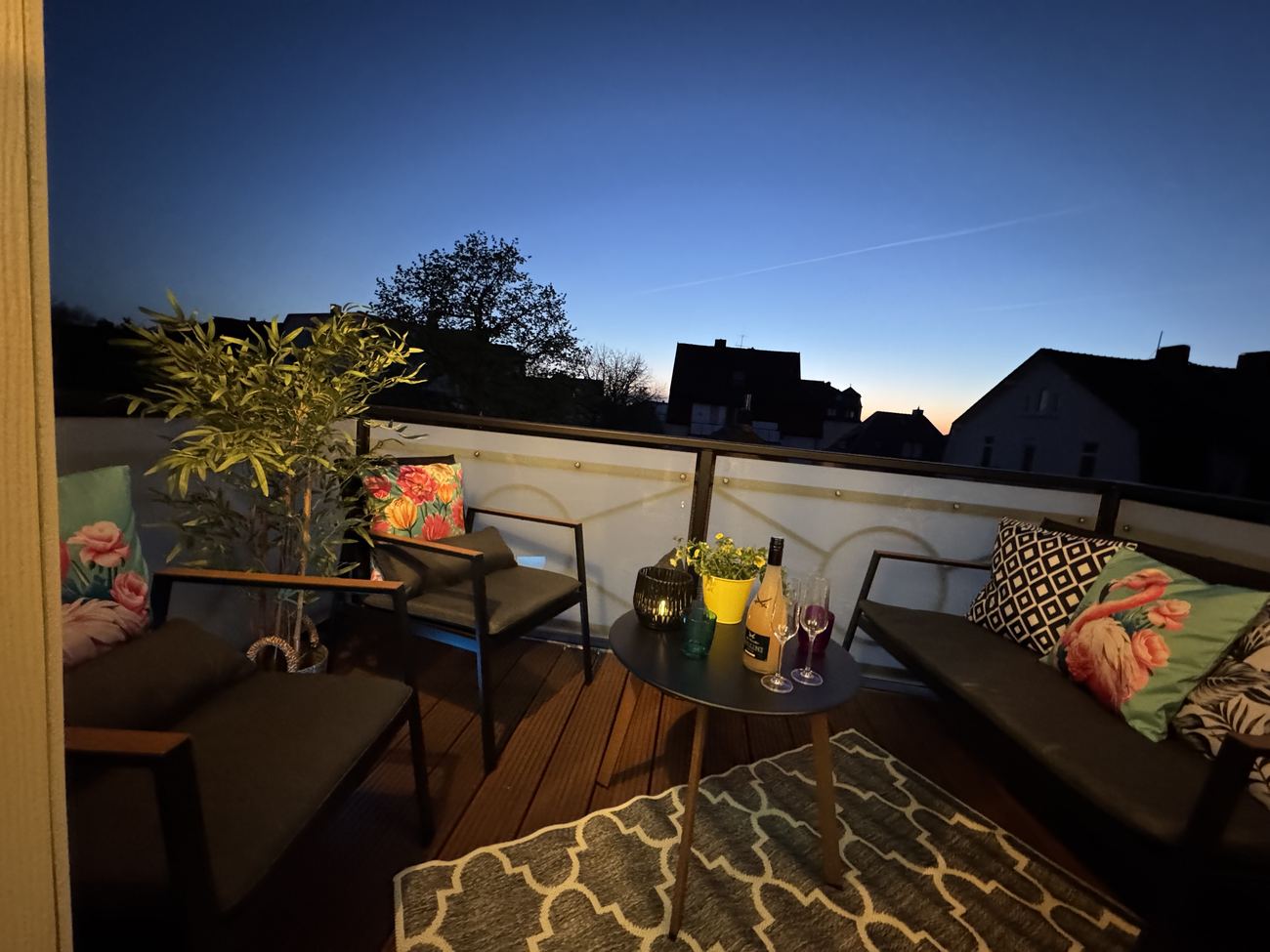 Westbalkon am Abend mit Lichterketten