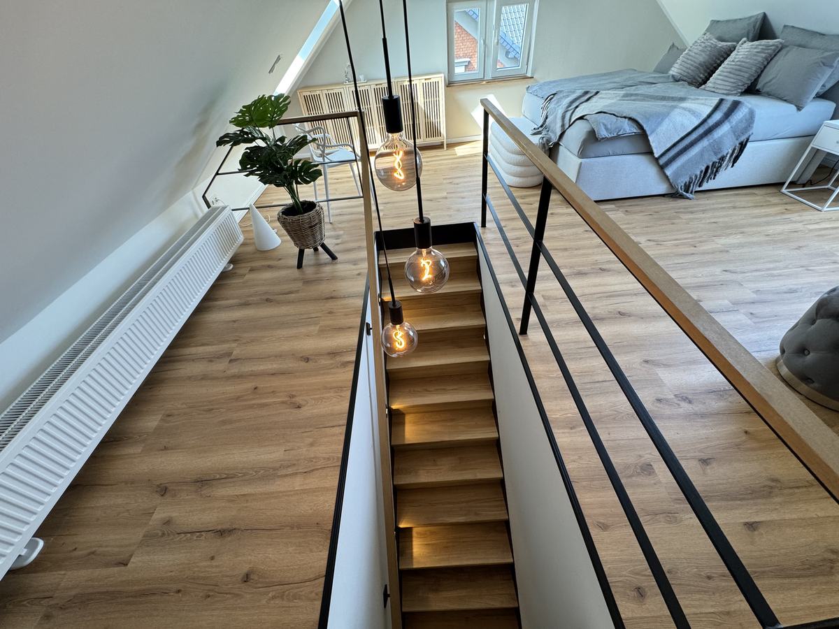 Blick von der Galerie über die Treppe nach unten