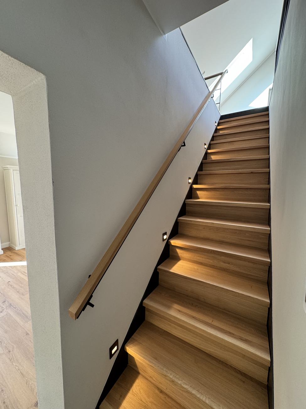 Treppe zur Galerie mit indirekter Stufenbeleuchtung