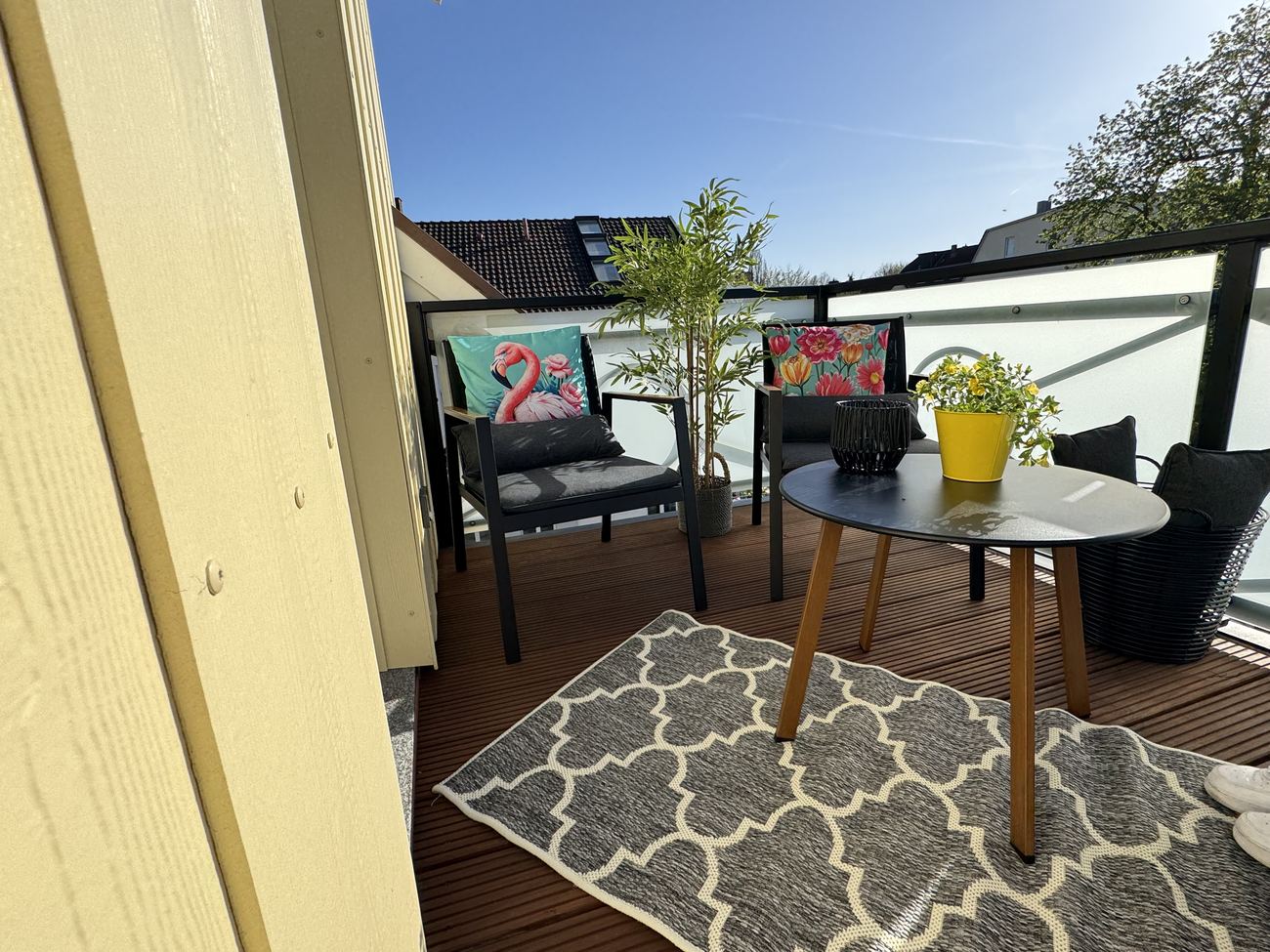 Westbalkon mit Sitzgruppe und satiniertem Glasgeländer