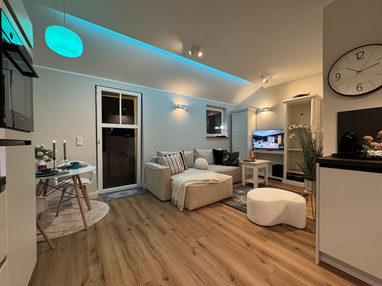Maisonette 6: Wohnbereich mit Essplatz und Zugang zum Westbalkon