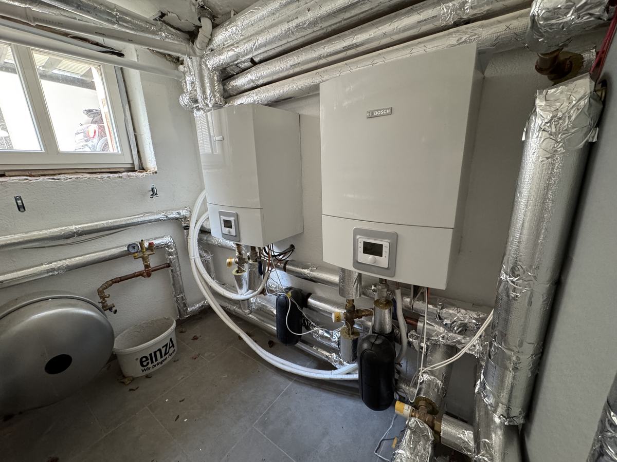 Technikraum mit Wärmepumpentechnik und Warmwasserbereitung