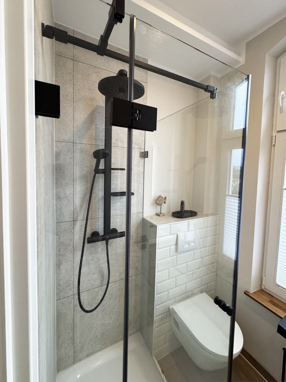 Bad mit bodengleicher Dusche und Metrofliesen