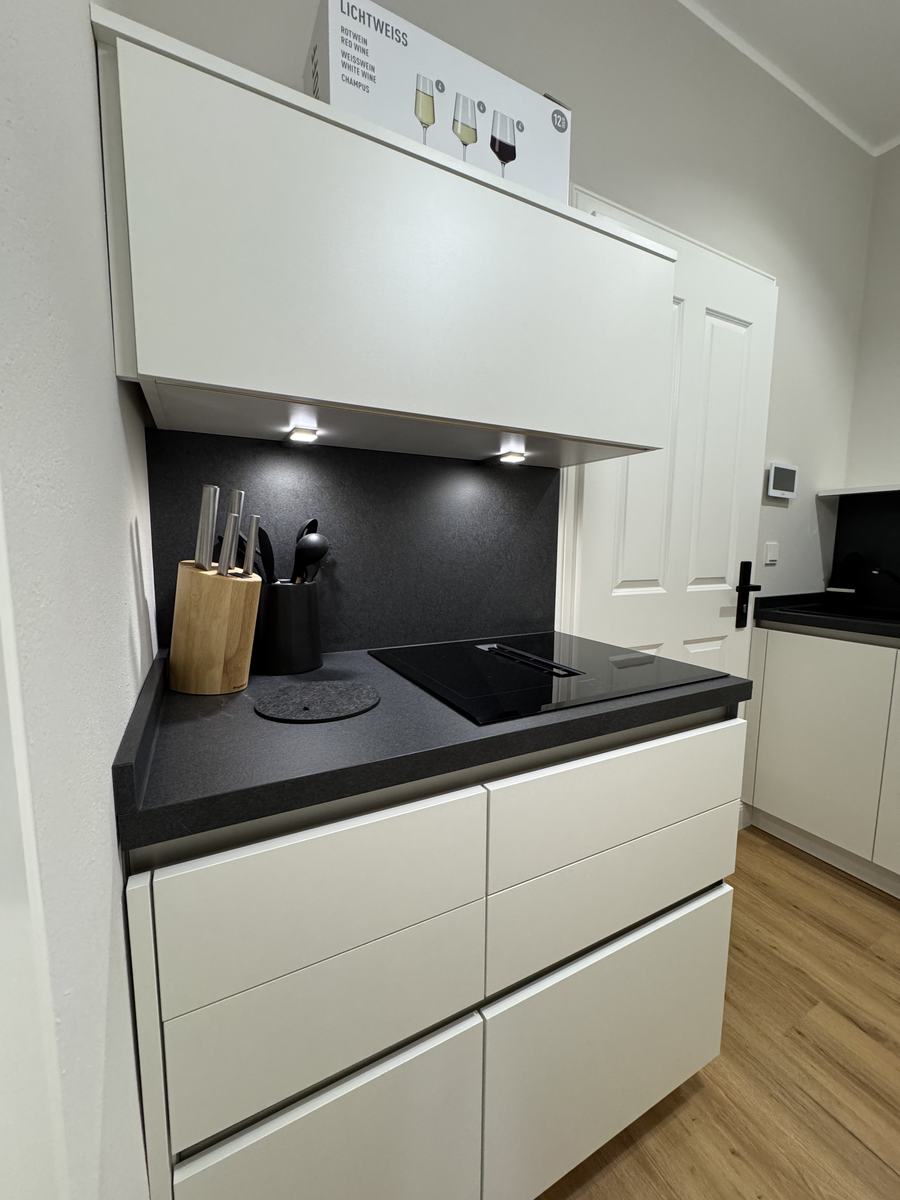 Küchendetail mit Induktionskochfeld